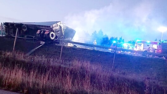 Zderzenie trzech tirów na S17. Kukurydza na trasie