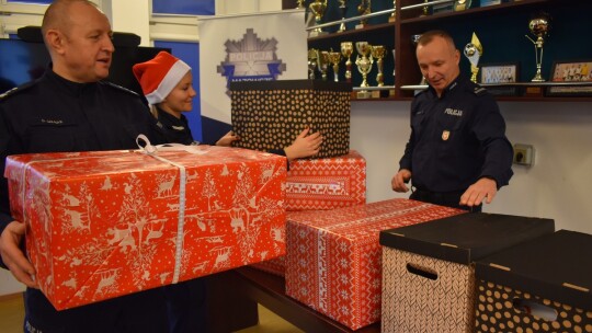 Przygotowali „Szlachetną Paczkę”. Policjanci dla samotnej mamy