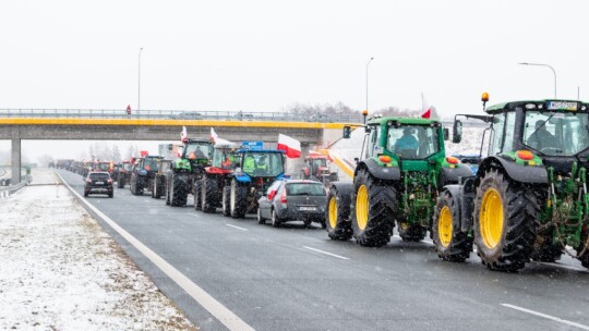 Rolnicy strajkują na S17 [wideo]