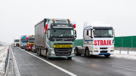 Rolnicy strajkują na S17 [wideo]