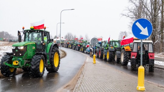 Rolnicy strajkują na S17 [wideo]