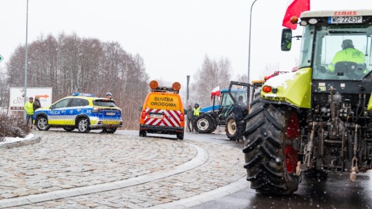 Rolnicy strajkują na S17 [wideo]