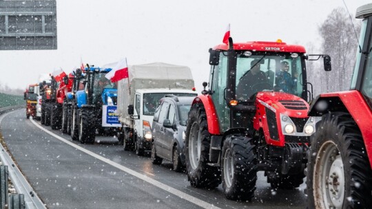 Rolnicy strajkują na S17 [wideo]