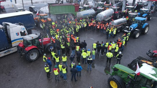 Rolnicy strajkują na S17 [wideo]