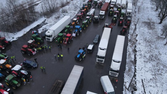 Rolnicy strajkują na S17 [wideo]