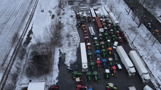 Rolnicy strajkują na S17 [wideo]