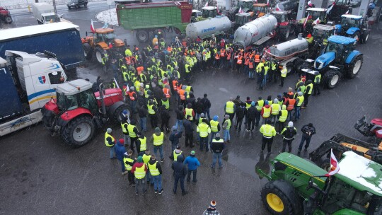 Rolnicy strajkują na S17 [wideo]