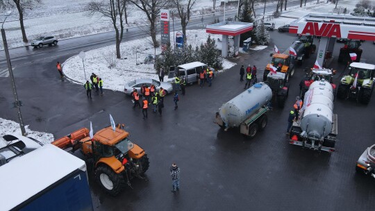 Rolnicy strajkują na S17 [wideo]