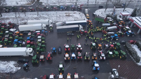 Rolnicy strajkują na S17 [wideo]