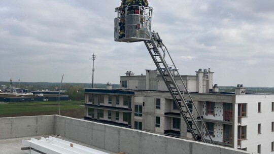 Ćwiczyli z użyciem podnośnika