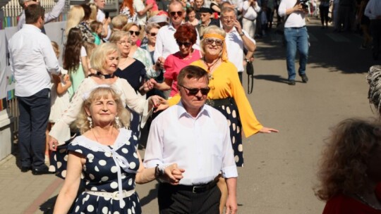 Urodzinowe pianie koguta na Senatorskiej