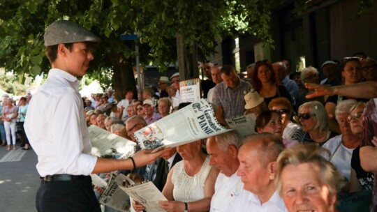 Urodzinowe pianie koguta na Senatorskiej