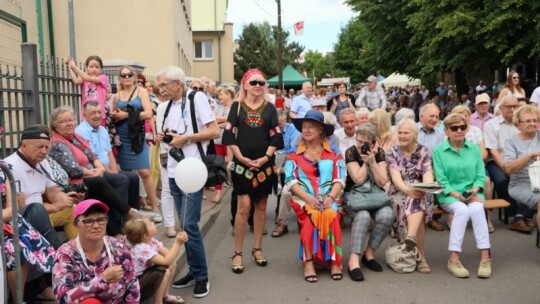 Urodzinowe pianie koguta na Senatorskiej