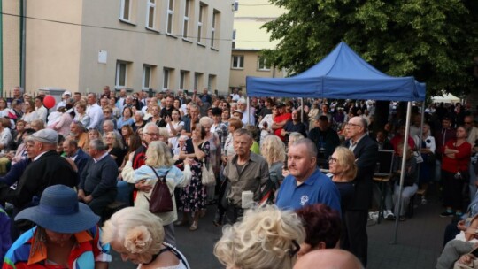 Urodzinowe pianie koguta na Senatorskiej