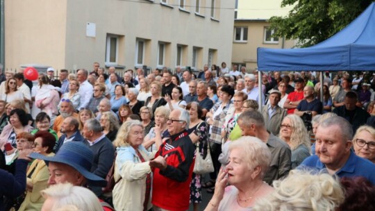 Urodzinowe pianie koguta na Senatorskiej