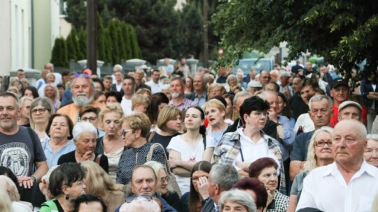 Urodzinowe pianie koguta na Senatorskiej