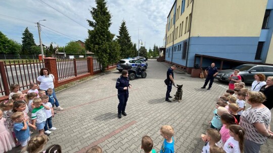 Dzielnicowy śpiewająco uczył dzieci zasad bezpieczeństwa [wideo]