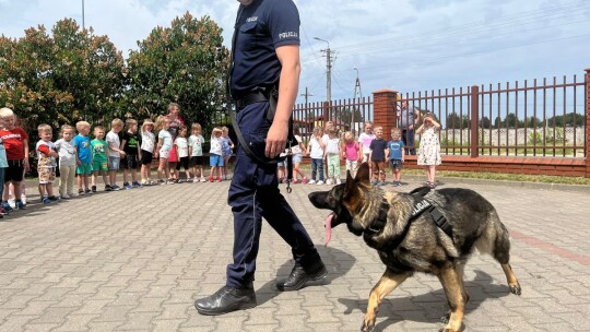 Dzielnicowy śpiewająco uczył dzieci zasad bezpieczeństwa [wideo]