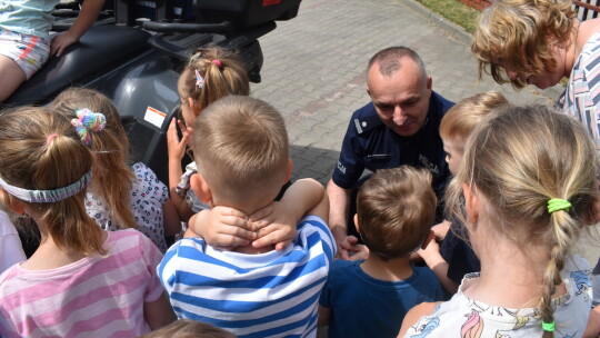 Dzielnicowy śpiewająco uczył dzieci zasad bezpieczeństwa [wideo]