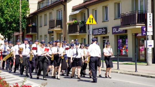 Barwny korowód na rozpoczęcie niedzielnego świętowania