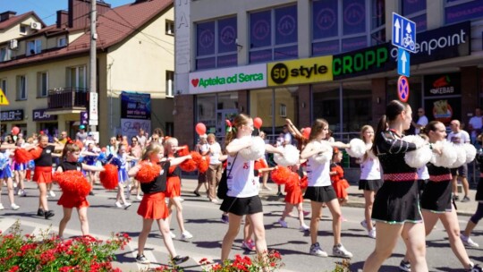 Barwny korowód na rozpoczęcie niedzielnego świętowania