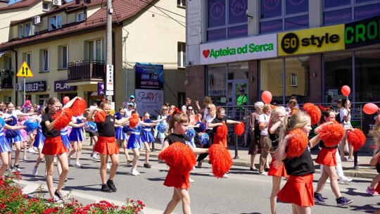 Barwny korowód na rozpoczęcie niedzielnego świętowania