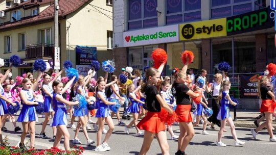 Barwny korowód na rozpoczęcie niedzielnego świętowania