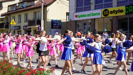 Barwny korowód na rozpoczęcie niedzielnego świętowania