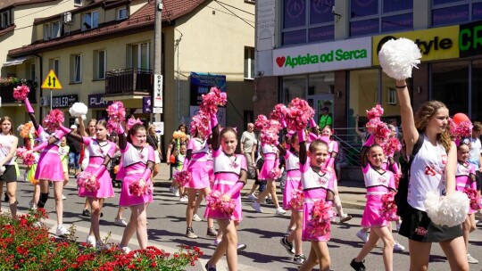 Barwny korowód na rozpoczęcie niedzielnego świętowania