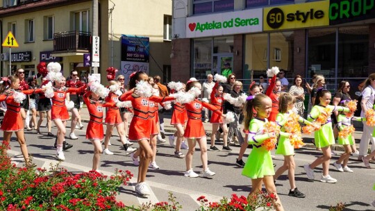 Barwny korowód na rozpoczęcie niedzielnego świętowania