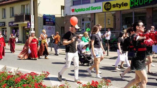 Barwny korowód na rozpoczęcie niedzielnego świętowania