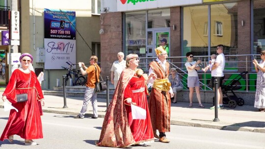 Barwny korowód na rozpoczęcie niedzielnego świętowania