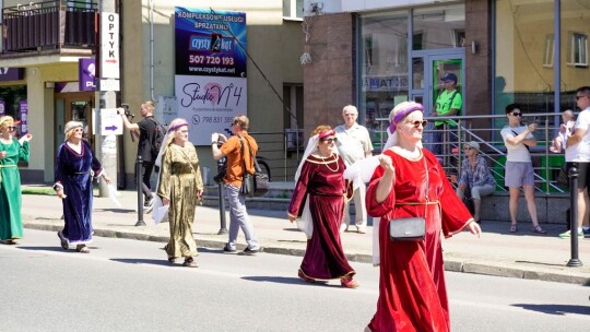 Barwny korowód na rozpoczęcie niedzielnego świętowania