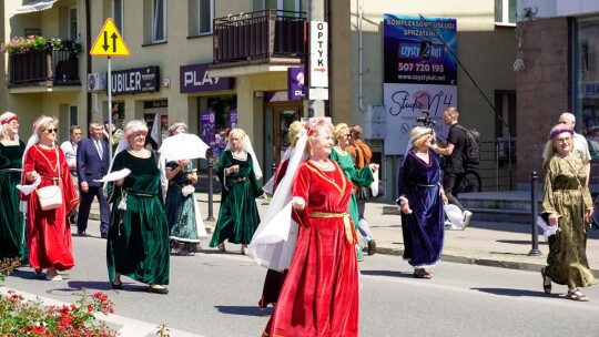 Barwny korowód na rozpoczęcie niedzielnego świętowania