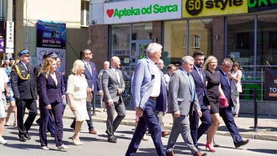 Barwny korowód na rozpoczęcie niedzielnego świętowania