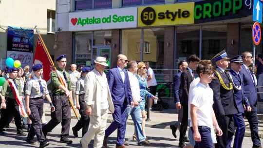 Barwny korowód na rozpoczęcie niedzielnego świętowania