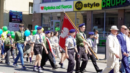 Barwny korowód na rozpoczęcie niedzielnego świętowania