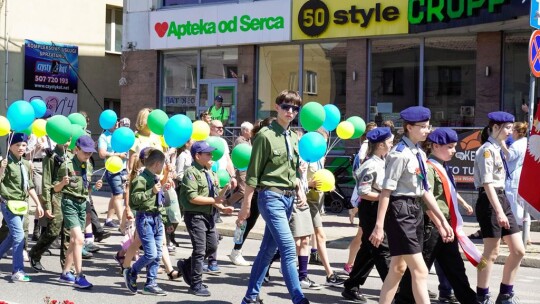 Barwny korowód na rozpoczęcie niedzielnego świętowania