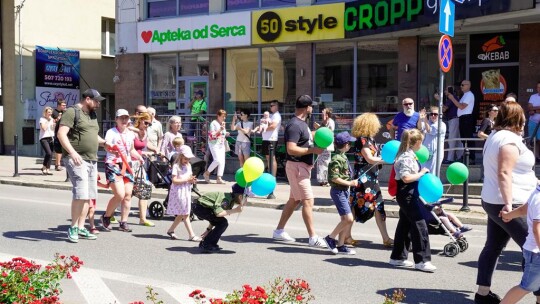 Barwny korowód na rozpoczęcie niedzielnego świętowania