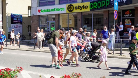 Barwny korowód na rozpoczęcie niedzielnego świętowania