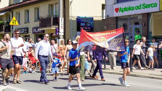 Barwny korowód na rozpoczęcie niedzielnego świętowania