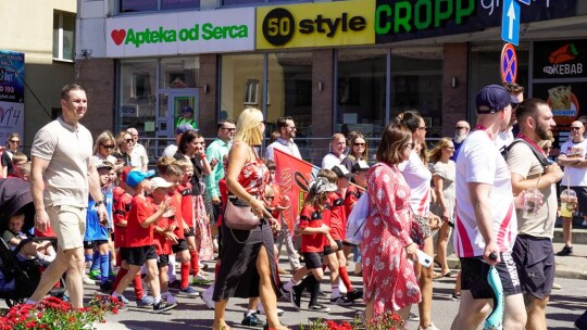 Barwny korowód na rozpoczęcie niedzielnego świętowania