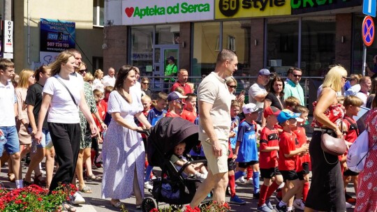 Barwny korowód na rozpoczęcie niedzielnego świętowania