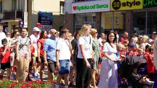 Barwny korowód na rozpoczęcie niedzielnego świętowania