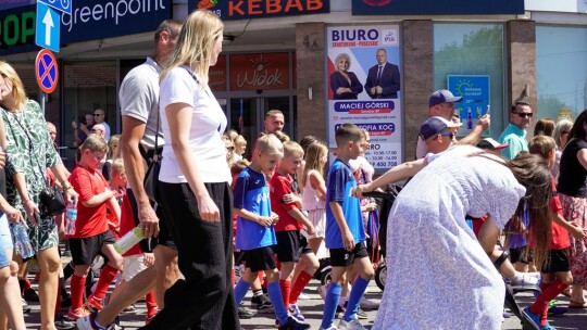 Barwny korowód na rozpoczęcie niedzielnego świętowania