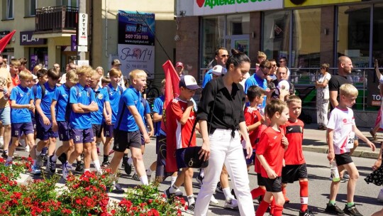 Barwny korowód na rozpoczęcie niedzielnego świętowania