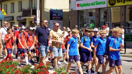 Barwny korowód na rozpoczęcie niedzielnego świętowania