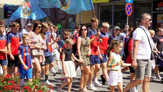 Barwny korowód na rozpoczęcie niedzielnego świętowania