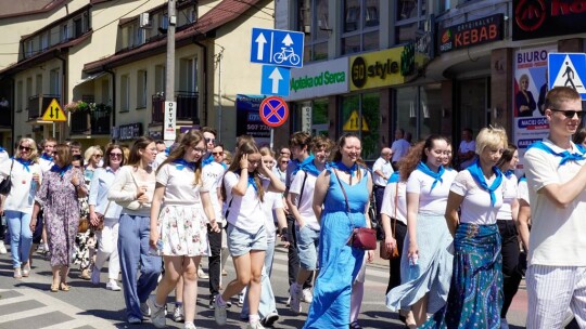 Barwny korowód na rozpoczęcie niedzielnego świętowania