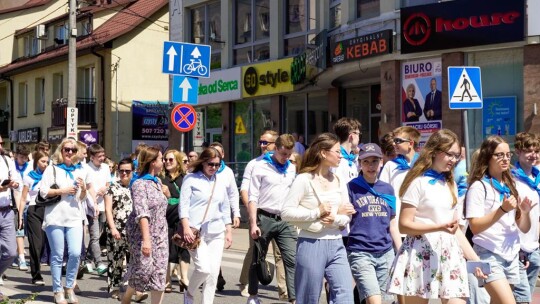 Barwny korowód na rozpoczęcie niedzielnego świętowania